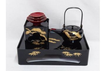 龍玉作　松竹梅の沈金彫が見事な御屠蘇器(鈴木孫次、蒔絵、漆器、木製、盃、杯、銚子、おとそ)(R-077755)