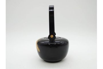 龍玉作　松竹梅の沈金彫が見事な御屠蘇器(鈴木孫次、蒔絵、漆器、木製、盃、杯、銚子、おとそ)(R-077755)