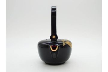 龍玉作　松竹梅の沈金彫が見事な御屠蘇器(鈴木孫次、蒔絵、漆器、木製、盃、杯、銚子、おとそ)(R-077755)