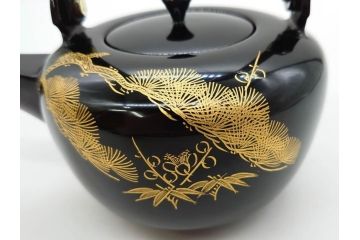 龍玉作　松竹梅の沈金彫が見事な御屠蘇器(鈴木孫次、蒔絵、漆器、木製、盃、杯、銚子、おとそ)(R-077755)