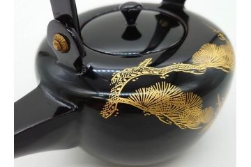 龍玉作　松竹梅の沈金彫が見事な御屠蘇器(鈴木孫次、蒔絵、漆器、木製、盃、杯、銚子、おとそ)(R-077755)