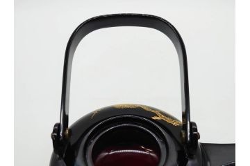 龍玉作　松竹梅の沈金彫が見事な御屠蘇器(鈴木孫次、蒔絵、漆器、木製、盃、杯、銚子、おとそ)(R-077755)