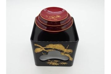 龍玉作　松竹梅の沈金彫が見事な御屠蘇器(鈴木孫次、蒔絵、漆器、木製、盃、杯、銚子、おとそ)(R-077755)