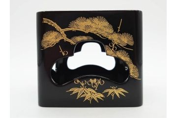 龍玉作　松竹梅の沈金彫が見事な御屠蘇器(鈴木孫次、蒔絵、漆器、木製、盃、杯、銚子、おとそ)(R-077755)