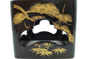 龍玉作　松竹梅の沈金彫が見事な御屠蘇器(鈴木孫次、蒔絵、漆器、木製、盃、杯、銚子、おとそ)(R-077755)