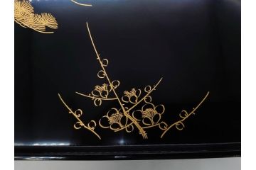 龍玉作　松竹梅の沈金彫が見事な御屠蘇器(鈴木孫次、蒔絵、漆器、木製、盃、杯、銚子、おとそ)(R-077755)
