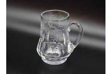 1981年　フランス　Baccarat　バカラ　キリンビアマグコレクション　コレクターズグラス　クリスタルガラス　鳳凰と草花のデザインが優美なビアマグ(KIRIN COLLECTORS GLASS、ジョッキ、グラス、フルレッドクリスタルガラス)(R-077762)