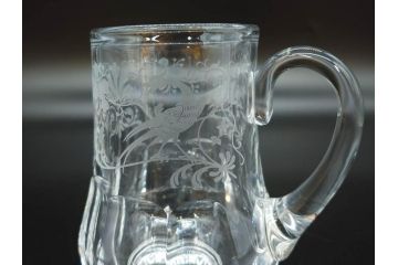 1981年　フランス　Baccarat　バカラ　キリンビアマグコレクション　コレクターズグラス　クリスタルガラス　鳳凰と草花のデザインが優美なビアマグ(KIRIN COLLECTORS GLASS、ジョッキ、グラス、フルレッドクリスタルガラス)(R-077762)