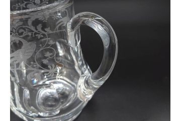 1981年　フランス　Baccarat　バカラ　キリンビアマグコレクション　コレクターズグラス　クリスタルガラス　鳳凰と草花のデザインが優美なビアマグ(KIRIN COLLECTORS GLASS、ジョッキ、グラス、フルレッドクリスタルガラス)(R-077762)
