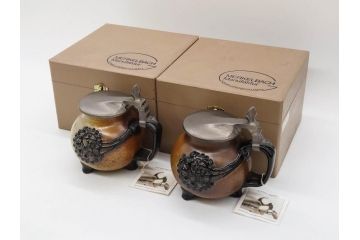 ドイツ　MERKELBACH(メルケルバッハ)　　限定3000　503/3000　524/3000　丸いフォルムとユニークなモチーフが可愛らしいビアマグ2点セット(蓋付き、ビールジョッキ、陶器、1757年、1902年、外箱付)(R-077767)