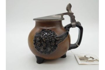 ドイツ　MERKELBACH(メルケルバッハ)　　限定3000　503/3000　524/3000　丸いフォルムとユニークなモチーフが可愛らしいビアマグ2点セット(蓋付き、ビールジョッキ、陶器、1757年、1902年、外箱付)(R-077767)