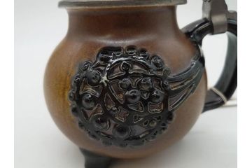 ドイツ　MERKELBACH(メルケルバッハ)　　限定3000　503/3000　524/3000　丸いフォルムとユニークなモチーフが可愛らしいビアマグ2点セット(蓋付き、ビールジョッキ、陶器、1757年、1902年、外箱付)(R-077767)