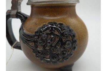 ドイツ　MERKELBACH(メルケルバッハ)　　限定3000　503/3000　524/3000　丸いフォルムとユニークなモチーフが可愛らしいビアマグ2点セット(蓋付き、ビールジョッキ、陶器、1757年、1902年、外箱付)(R-077767)