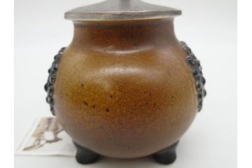 ドイツ　MERKELBACH(メルケルバッハ)　　限定3000　503/3000　524/3000　丸いフォルムとユニークなモチーフが可愛らしいビアマグ2点セット(蓋付き、ビールジョッキ、陶器、1757年、1902年、外箱付)(R-077767)