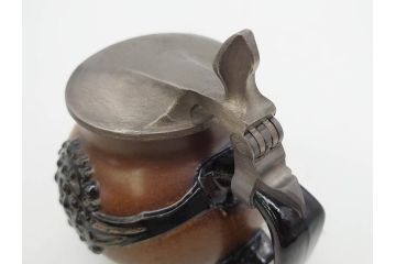 ドイツ　MERKELBACH(メルケルバッハ)　　限定3000　503/3000　524/3000　丸いフォルムとユニークなモチーフが可愛らしいビアマグ2点セット(蓋付き、ビールジョッキ、陶器、1757年、1902年、外箱付)(R-077767)