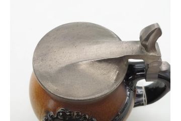 ドイツ　MERKELBACH(メルケルバッハ)　　限定3000　503/3000　524/3000　丸いフォルムとユニークなモチーフが可愛らしいビアマグ2点セット(蓋付き、ビールジョッキ、陶器、1757年、1902年、外箱付)(R-077767)