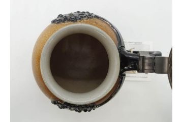 ドイツ　MERKELBACH(メルケルバッハ)　　限定3000　503/3000　524/3000　丸いフォルムとユニークなモチーフが可愛らしいビアマグ2点セット(蓋付き、ビールジョッキ、陶器、1757年、1902年、外箱付)(R-077767)
