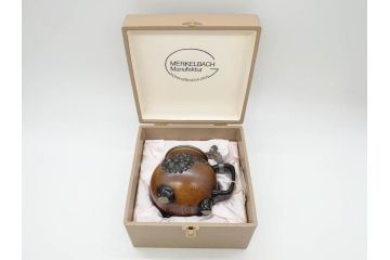 ドイツ　MERKELBACH(メルケルバッハ)　　限定3000　503/3000　524/3000　丸いフォルムとユニークなモチーフが可愛らしいビアマグ2点セット(蓋付き、ビールジョッキ、陶器、1757年、1902年、外箱付)(R-077767)