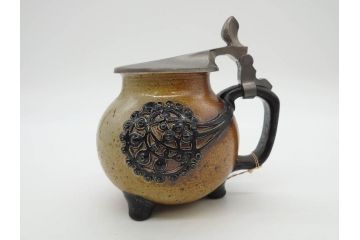 ドイツ　MERKELBACH(メルケルバッハ)　　限定3000　503/3000　524/3000　丸いフォルムとユニークなモチーフが可愛らしいビアマグ2点セット(蓋付き、ビールジョッキ、陶器、1757年、1902年、外箱付)(R-077767)