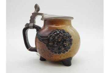 ドイツ　MERKELBACH(メルケルバッハ)　　限定3000　503/3000　524/3000　丸いフォルムとユニークなモチーフが可愛らしいビアマグ2点セット(蓋付き、ビールジョッキ、陶器、1757年、1902年、外箱付)(R-077767)