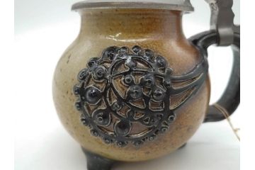 ドイツ　MERKELBACH(メルケルバッハ)　　限定3000　503/3000　524/3000　丸いフォルムとユニークなモチーフが可愛らしいビアマグ2点セット(蓋付き、ビールジョッキ、陶器、1757年、1902年、外箱付)(R-077767)