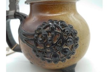 ドイツ　MERKELBACH(メルケルバッハ)　　限定3000　503/3000　524/3000　丸いフォルムとユニークなモチーフが可愛らしいビアマグ2点セット(蓋付き、ビールジョッキ、陶器、1757年、1902年、外箱付)(R-077767)