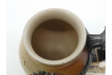 ドイツ　MERKELBACH(メルケルバッハ)　　限定3000　503/3000　524/3000　丸いフォルムとユニークなモチーフが可愛らしいビアマグ2点セット(蓋付き、ビールジョッキ、陶器、1757年、1902年、外箱付)(R-077767)