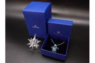 オーストリア　SWAROVSKI(スワロフスキー)　上品な輝きを放つペンダント&スターオーナメント(アクセサリー、首飾り、ネックレス、昆虫、クリスマスデコレーション、アクセサリー、装飾物、星、外箱付き)(R-077776)