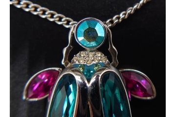 オーストリア　SWAROVSKI(スワロフスキー)　上品な輝きを放つペンダント&スターオーナメント(アクセサリー、首飾り、ネックレス、昆虫、クリスマスデコレーション、アクセサリー、装飾物、星、外箱付き)(R-077776)