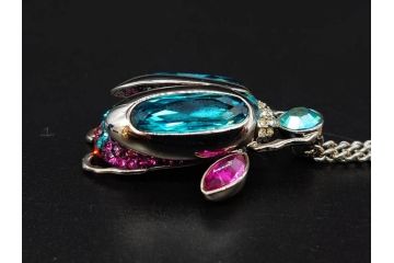 オーストリア　SWAROVSKI(スワロフスキー)　上品な輝きを放つペンダント&スターオーナメント(アクセサリー、首飾り、ネックレス、昆虫、クリスマスデコレーション、アクセサリー、装飾物、星、外箱付き)(R-077776)