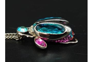 オーストリア　SWAROVSKI(スワロフスキー)　上品な輝きを放つペンダント&スターオーナメント(アクセサリー、首飾り、ネックレス、昆虫、クリスマスデコレーション、アクセサリー、装飾物、星、外箱付き)(R-077776)
