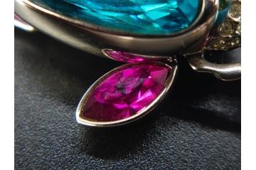 オーストリア　SWAROVSKI(スワロフスキー)　上品な輝きを放つペンダント&スターオーナメント(アクセサリー、首飾り、ネックレス、昆虫、クリスマスデコレーション、アクセサリー、装飾物、星、外箱付き)(R-077776)