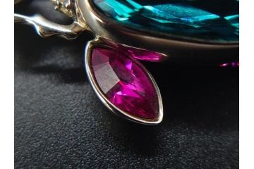 オーストリア　SWAROVSKI(スワロフスキー)　上品な輝きを放つペンダント&スターオーナメント(アクセサリー、首飾り、ネックレス、昆虫、クリスマスデコレーション、アクセサリー、装飾物、星、外箱付き)(R-077776)