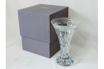 アイルランド　WATERFORD(ウォーターフォード)　カットが美しい気品漂う花瓶(フラワーベース、花入れ、花器、クリスタル)(R-077777)