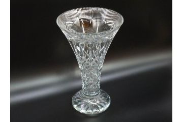 アイルランド　WATERFORD(ウォーターフォード)　カットが美しい気品漂う花瓶(フラワーベース、花入れ、花器、クリスタル)(R-077777)