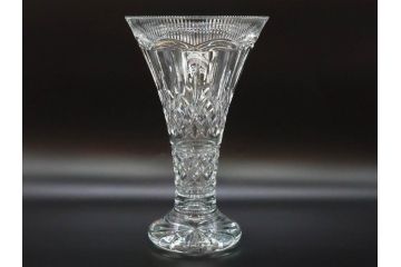 アイルランド　WATERFORD(ウォーターフォード)　カットが美しい気品漂う花瓶(フラワーベース、花入れ、花器、クリスタル)(R-077777)