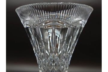 アイルランド　WATERFORD(ウォーターフォード)　カットが美しい気品漂う花瓶(フラワーベース、花入れ、花器、クリスタル)(R-077777)