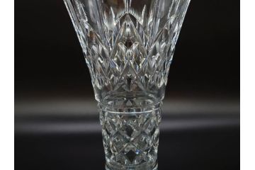 アイルランド　WATERFORD(ウォーターフォード)　カットが美しい気品漂う花瓶(フラワーベース、花入れ、花器、クリスタル)(R-077777)