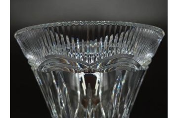 アイルランド　WATERFORD(ウォーターフォード)　カットが美しい気品漂う花瓶(フラワーベース、花入れ、花器、クリスタル)(R-077777)