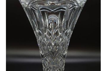 アイルランド　WATERFORD(ウォーターフォード)　カットが美しい気品漂う花瓶(フラワーベース、花入れ、花器、クリスタル)(R-077777)