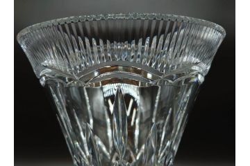アイルランド　WATERFORD(ウォーターフォード)　カットが美しい気品漂う花瓶(フラワーベース、花入れ、花器、クリスタル)(R-077777)