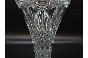 アイルランド　WATERFORD(ウォーターフォード)　カットが美しい気品漂う花瓶(フラワーベース、花入れ、花器、クリスタル)(R-077777)
