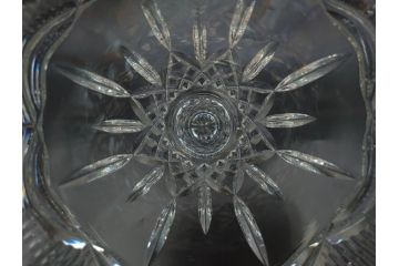 アイルランド　WATERFORD(ウォーターフォード)　カットが美しい気品漂う花瓶(フラワーベース、花入れ、花器、クリスタル)(R-077777)