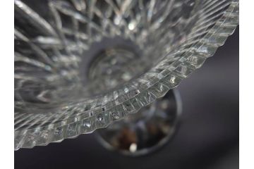 アイルランド　WATERFORD(ウォーターフォード)　カットが美しい気品漂う花瓶(フラワーベース、花入れ、花器、クリスタル)(R-077777)