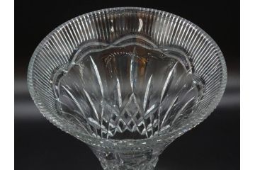アイルランド　WATERFORD(ウォーターフォード)　カットが美しい気品漂う花瓶(フラワーベース、花入れ、花器、クリスタル)(R-077777)