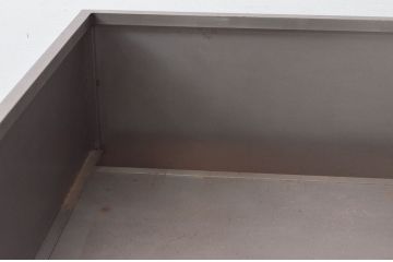 ヨーロッパビンテージ　重厚!!　インダストリアルな空間づくりにおすすめ!!しっかりとした作りが魅力的なスチール製のカウンターテーブル(作業台、収納棚、ヴィンテージ)(R-077779)