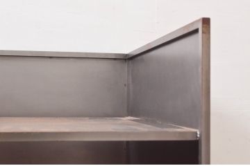 ヨーロッパビンテージ　重厚!!　インダストリアルな空間づくりにおすすめ!!しっかりとした作りが魅力的なスチール製のカウンターテーブル(作業台、収納棚、ヴィンテージ)(R-077779)