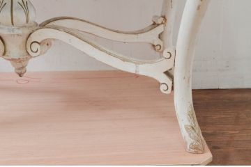 フランスアンティーク　グスタヴィアン様式　ペイント　可愛らしい彫刻を施したテーブル(ロココ調、ダイニングテーブル、食卓、2人掛け、机、ワークデスク、在宅用、在宅ワーク用)(R-077785)