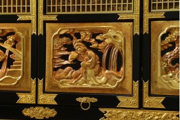 中古　未使用展示品　超美品!!　150代　三方開　総金　金仏壇　優しい雰囲気の色合いと細部まで造り込まれた意匠が魅力の仏壇(定価約265万円)(R-077787)