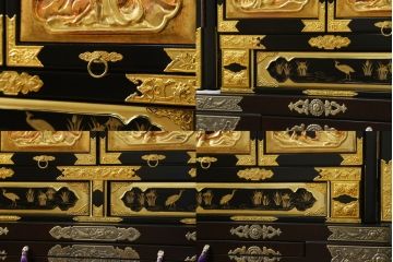 中古　未使用展示品　超美品!!　150代　三方開　総金　金仏壇　優しい雰囲気の色合いと細部まで造り込まれた意匠が魅力の仏壇(定価約265万円)(R-077787)